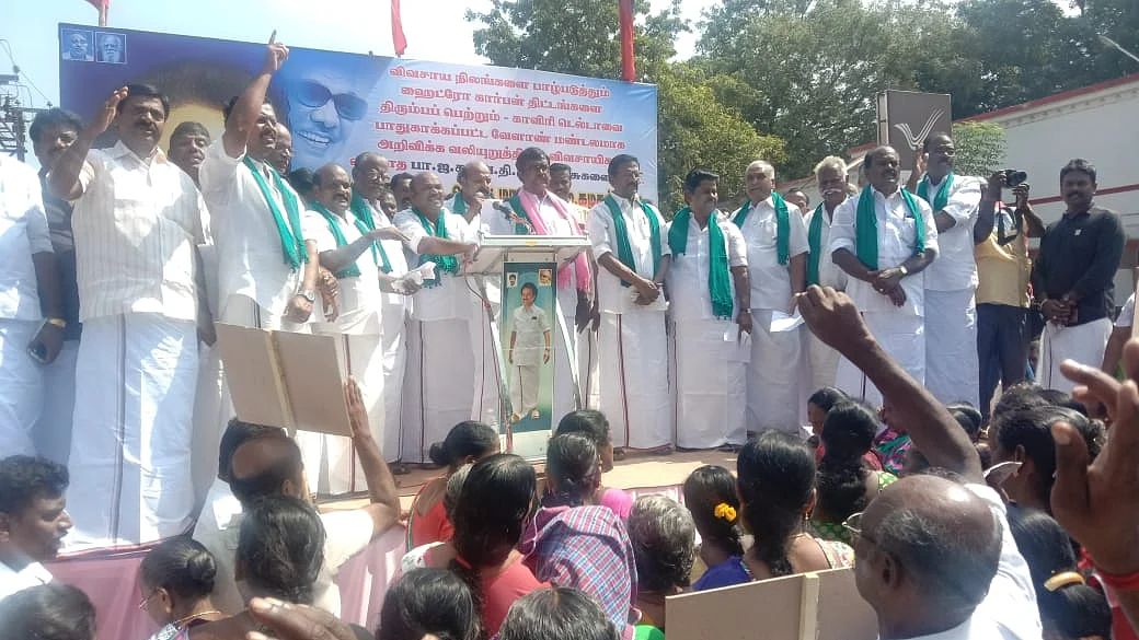 ஹைட்ரோகார்பனுக்கு எதிராக தி.மு.க-வினர் போராட்டம்