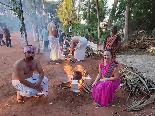 பாரம்பர்ய உடையில்`பொங்கலோ பொங்கல்’ - தூத்துக்குடியில் அசத்திய வெளிநாட்டினர்