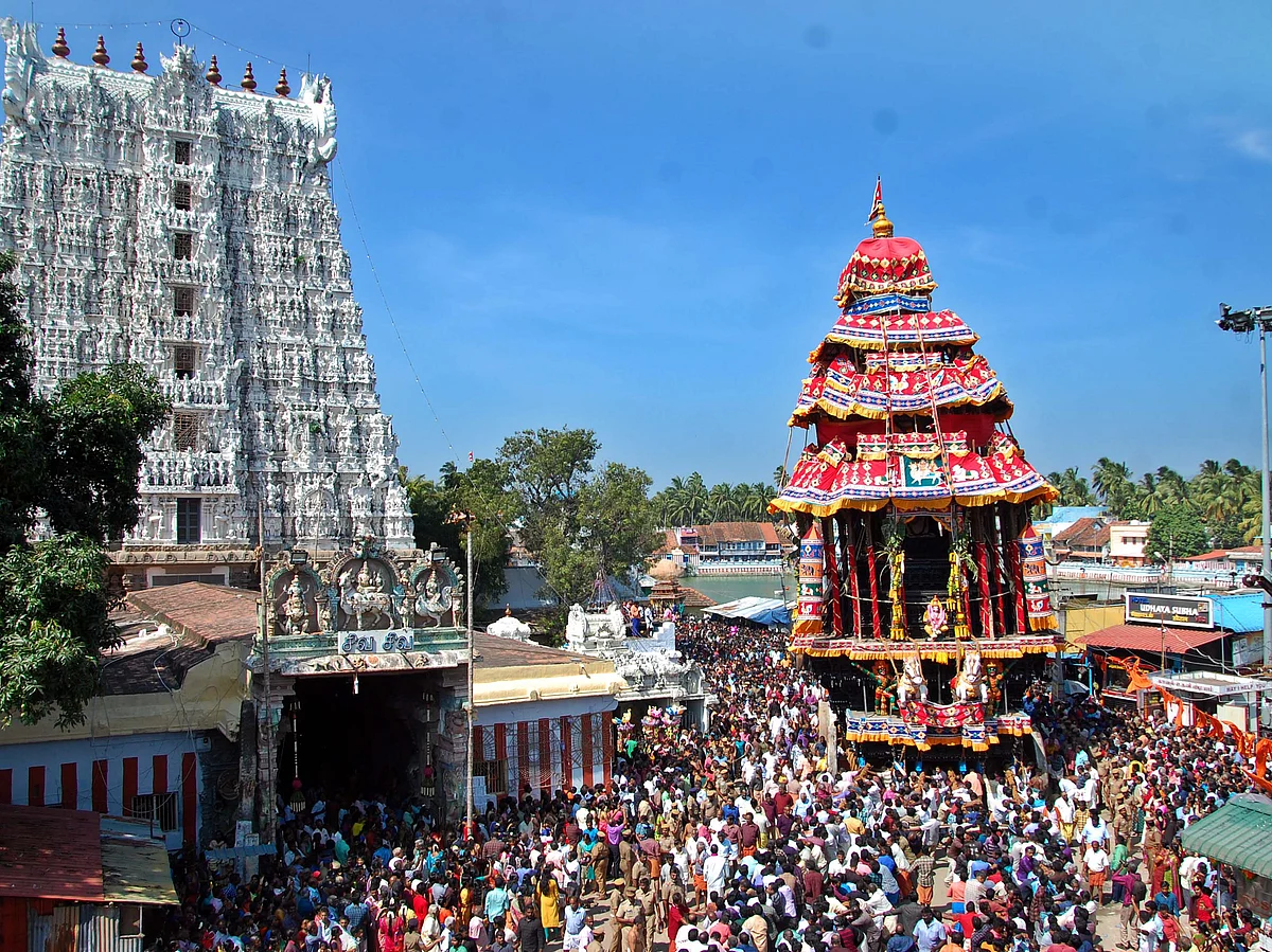செல்ஃபி, நீர் மோர், குழந்தைகள் கலாட்டா... ஊர் கூடி தேர் இழுக்கும் மகத்தான திருவிழா! #VikatanPhotoStory
