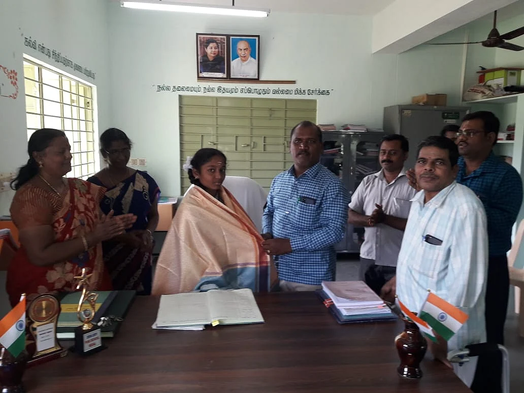`அன்பின் வழியில் ஊக்கப்படுத்தினால் எதையும் செய்வார்கள்!'- மாணவியை கௌரவப்படுத்திய தலைமை ஆசிரியர்