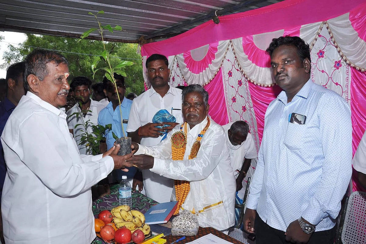பதவியேற்வு விழாவில் மரக்கன்றுகள் வழங்கும் கந்தசாமி