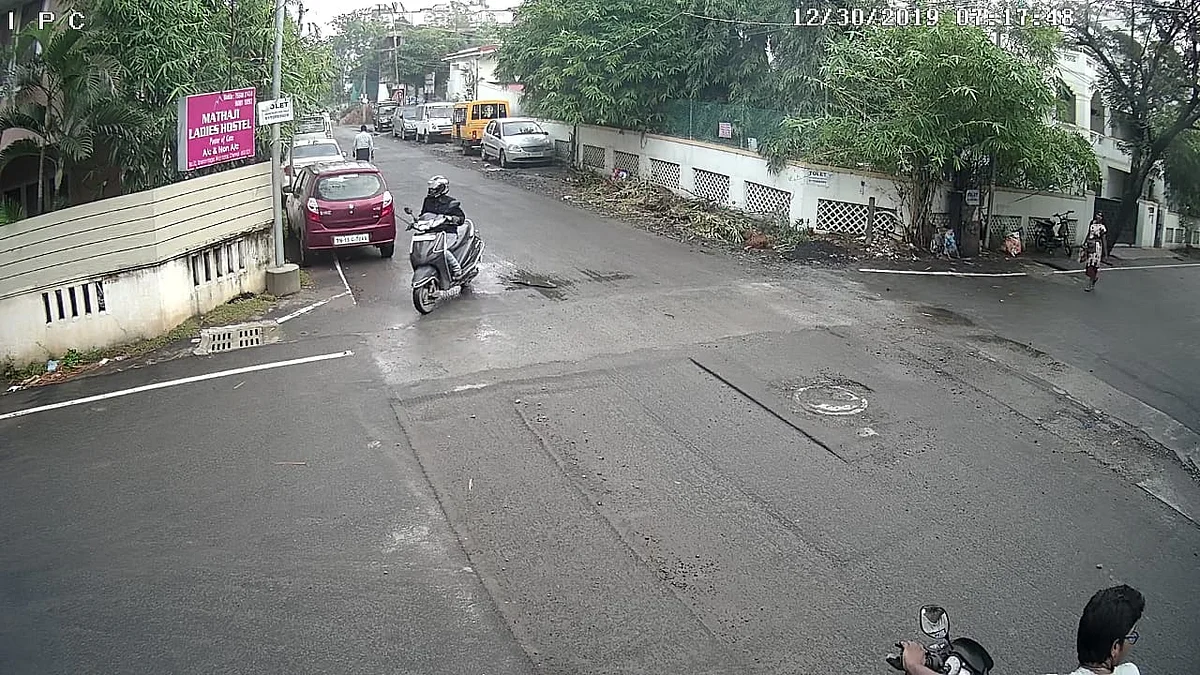 பைக்கில் செல்லும் பாலாஜி
