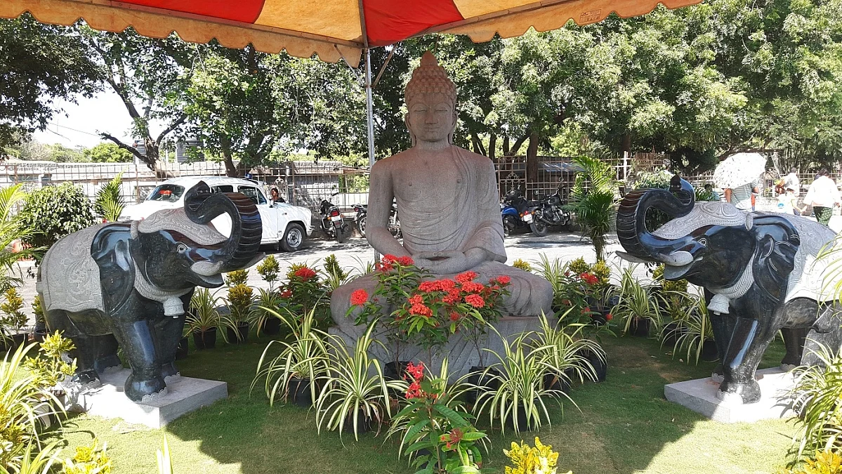 ஜின்பிங் வருகைக்காக வைக்கப்பட்ட புத்தர் சிலை