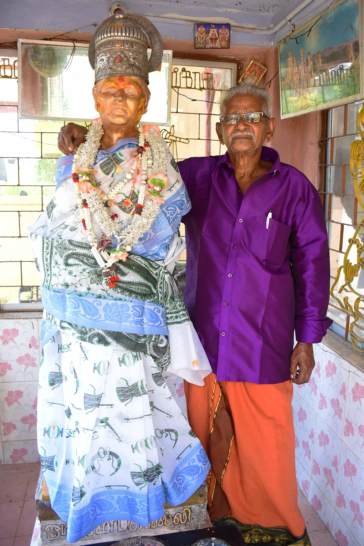 காதல் மனைவிக்கு சிலை