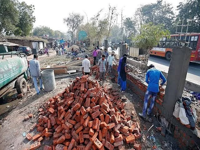 குடிசையை மறைக்கும் சுவர்