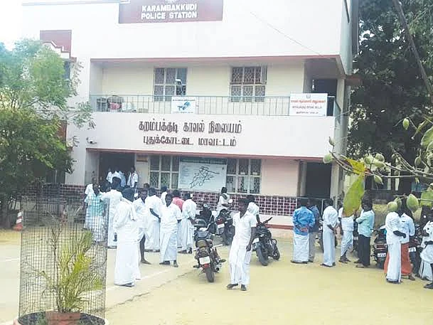 `குப்பைத் தொட்டியில் வீசப்பட்டதா அம்பேத்கர் படம்?!' -கறம்பக்குடி காவல் நிலையத்தை சுற்றும் சர்ச்சை