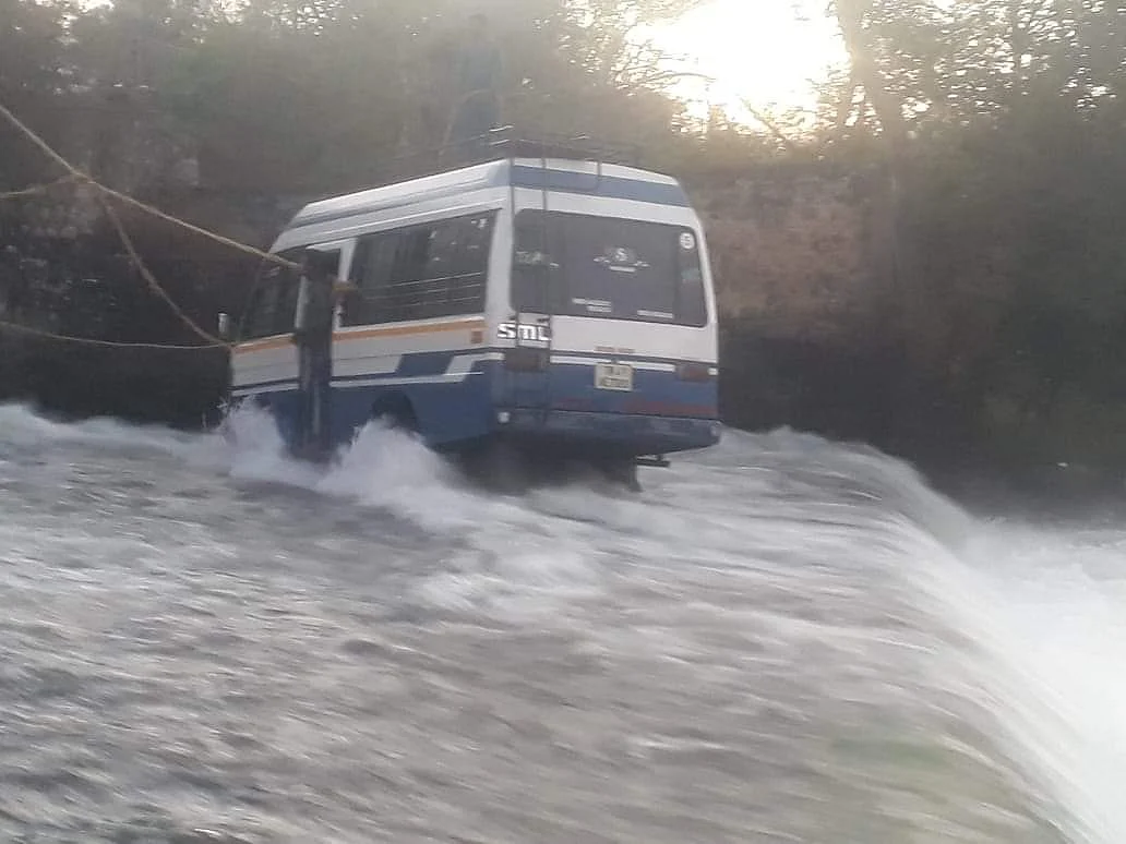 வெளியேறிய நீரில் தத்தளித்த வாகனம்