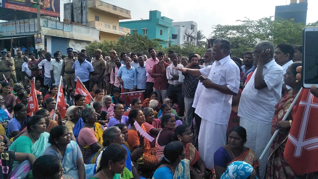 பணி நீக்கம் செய்யப்பட்டதை எதிர்த்த தனியார் நிறுவன ஊழியர்கள்... திருவள்ளூரை பதற்றமாக்கிய மறியல்!