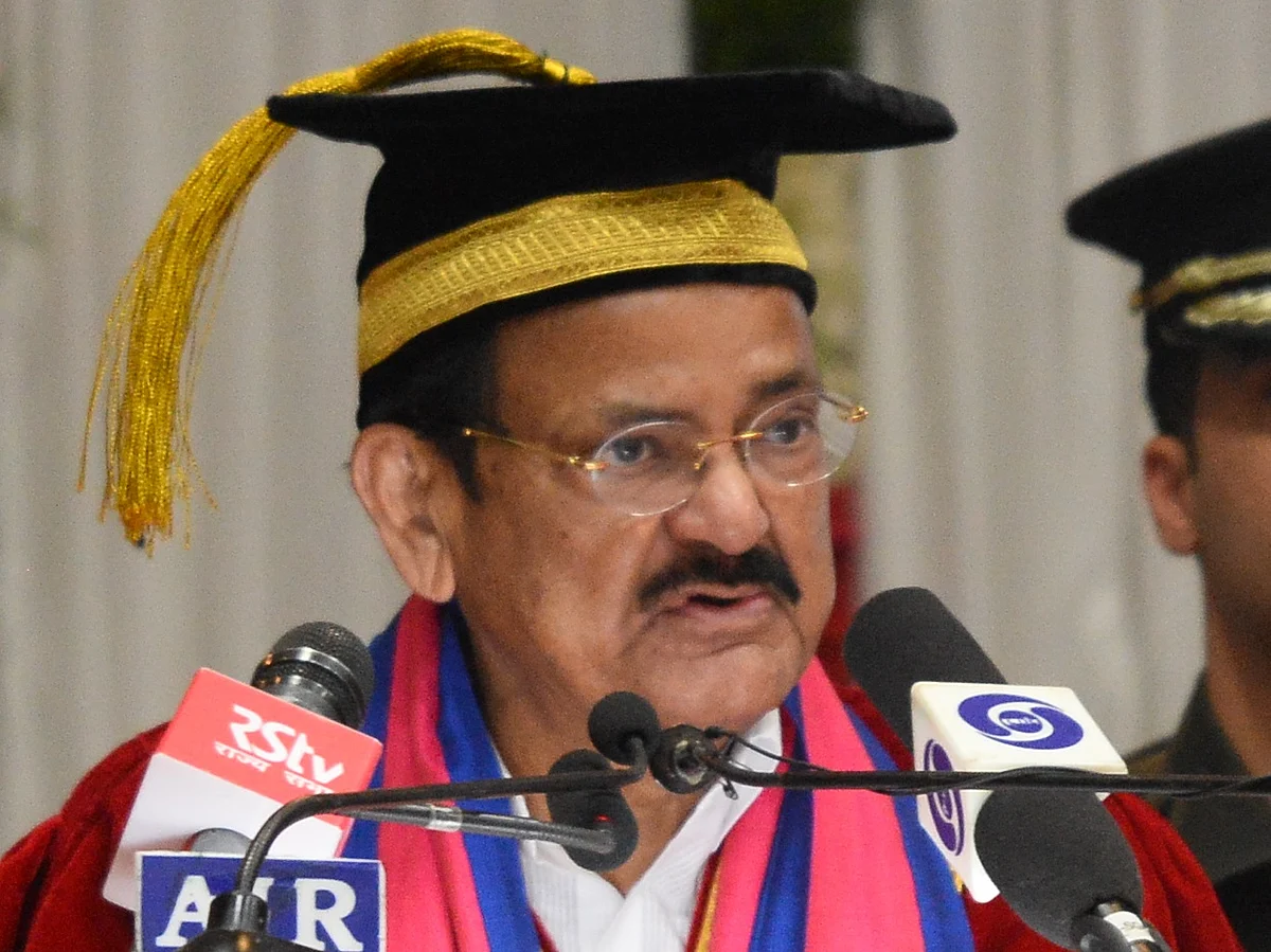 `பட்டமளிப்பு உடையில் ஏன் இன்னும் ஆங்கில கலாசாரம்?' - வெங்கைய நாயுடு வலியுறுத்தும் கதர்