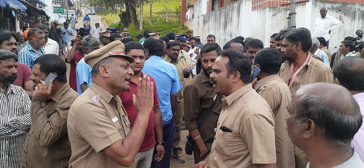 பேச்சுவார்த்தையில் போலீஸார்