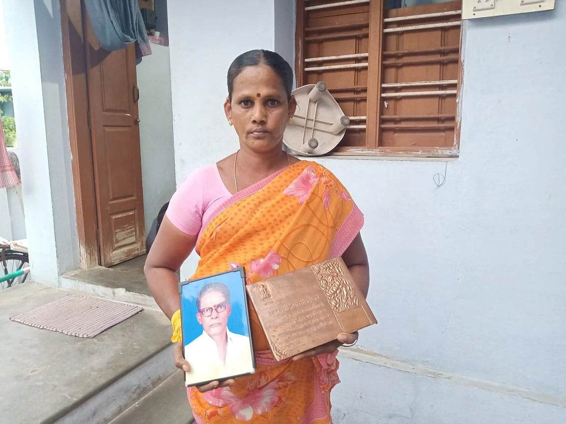 மரியாதை மட்டும்தான் இருக்கு; பென்ஷன் கேட்டால்?!- 8 ஆண்டுகளாக போராடும் தியாகி மகள்