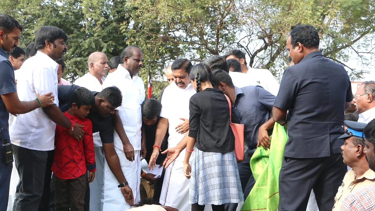 முதல்வரின் காலில் விழுந்த போலீஸ்காரரின் மனைவி