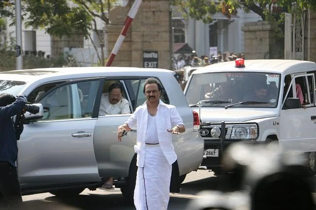 ஸ்டாலின் சட்டை கிழிப்பு (2017)