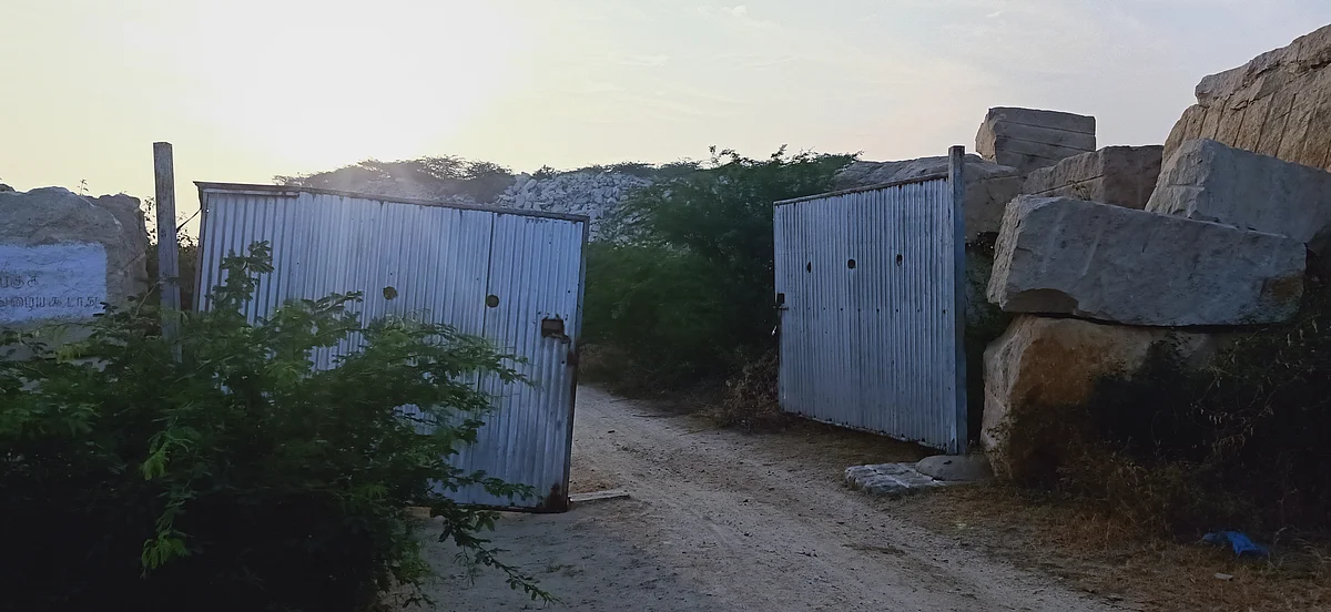 லாரிகள் வந்து செல்லும் பாதை