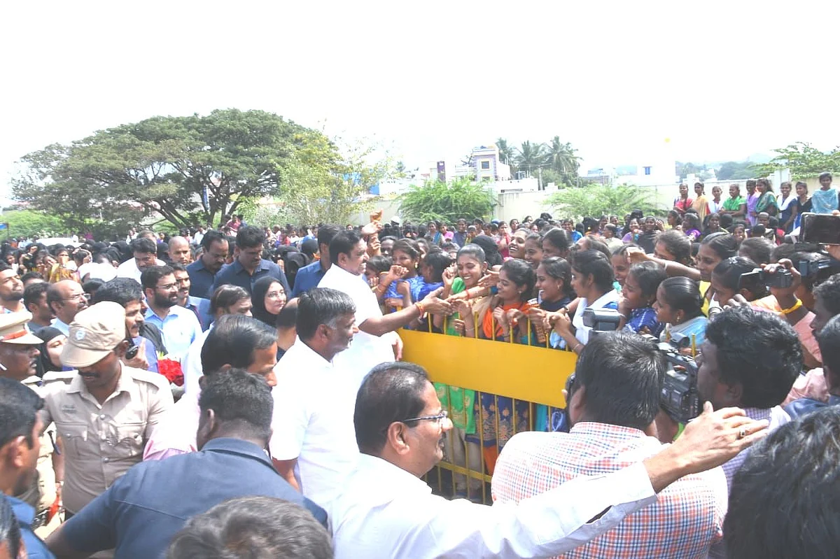 மாணவிகளுக்கு கைகொடுத்த எடப்பாடி பழனிசாமி