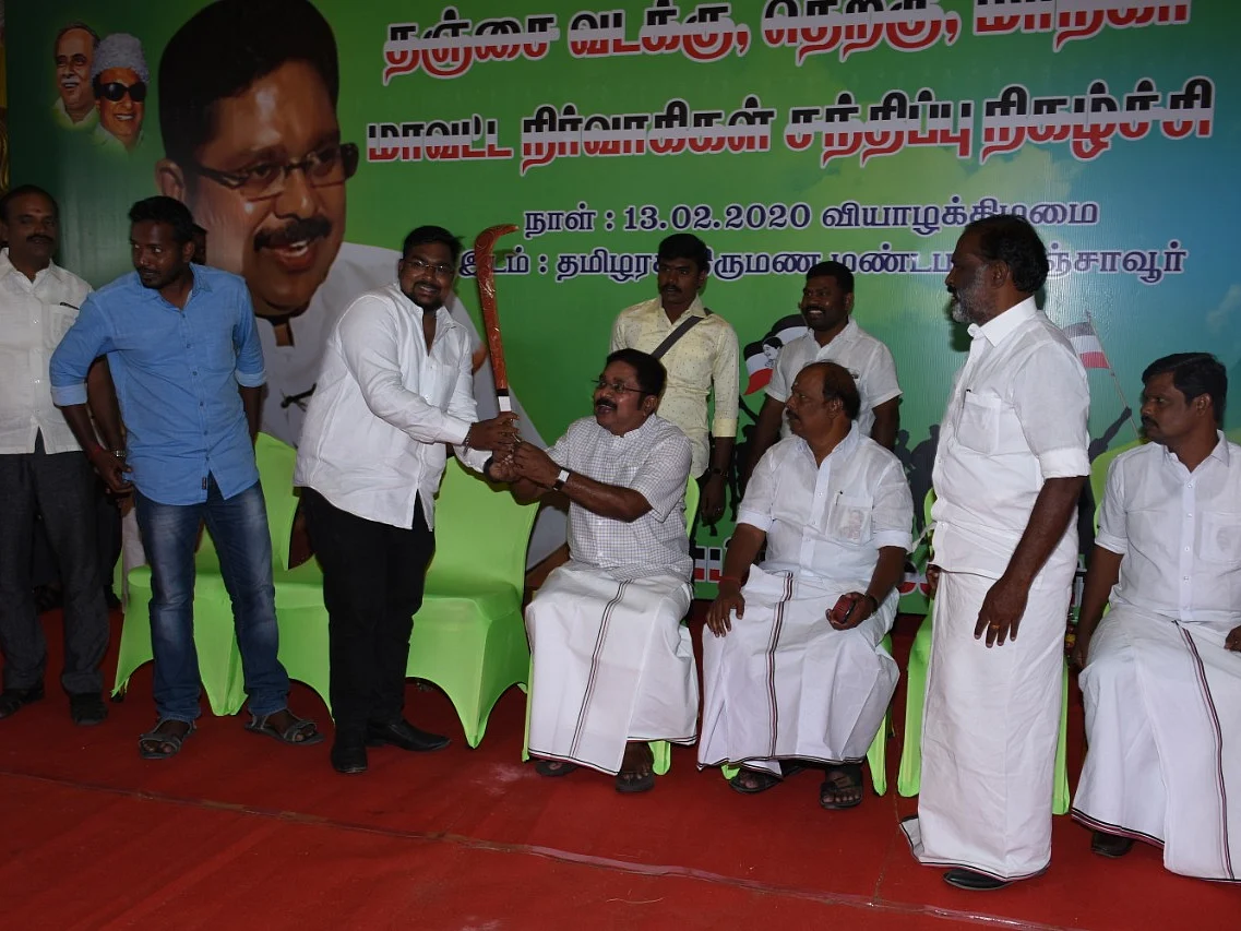 `ரகசிய பரிசு... துரோகத்தை வீழ்த்தும் புத்தகம்!' -தினகரனுக்கு உற்சாகம் கொடுத்த தஞ்சை நிர்வாகிகள்