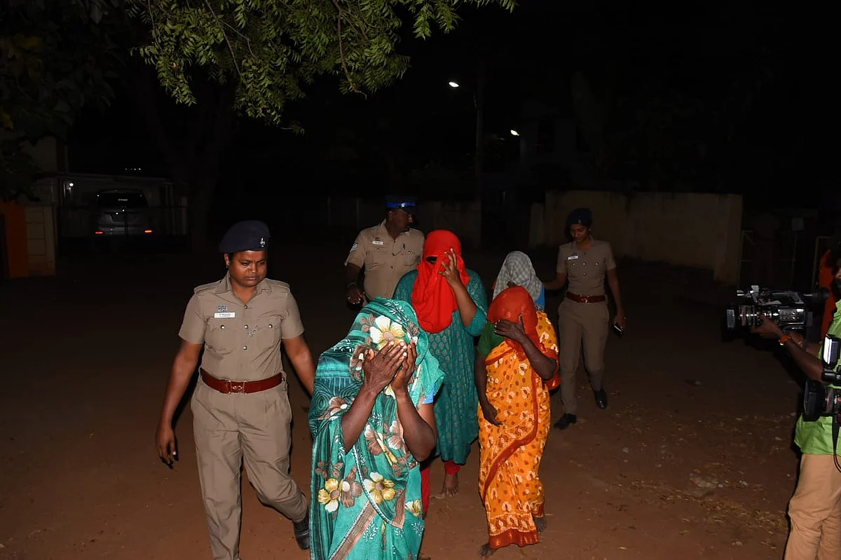 குழந்தை விற்கப்பட்ட விவகாரத்தில் கைது செய்யப்பட்டவர்கள்.