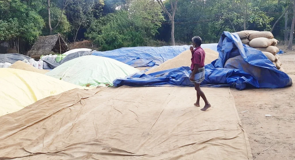கொள்முதல் நிலையத்தில் காத்துக்கிடக்கும் நெல்மணிகள்
