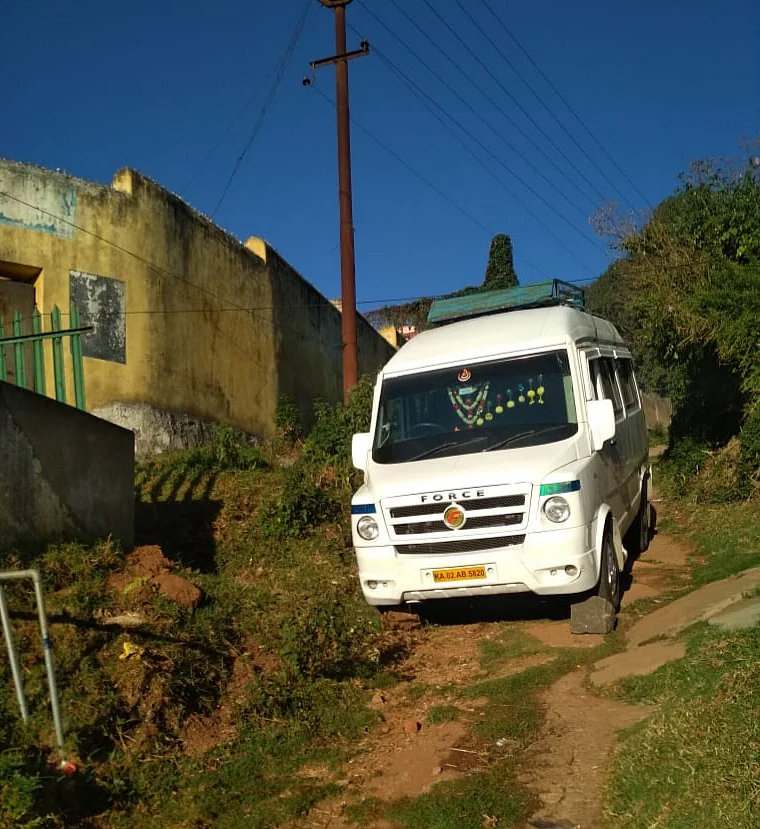 சரிவில் சிக்கிய வேன்