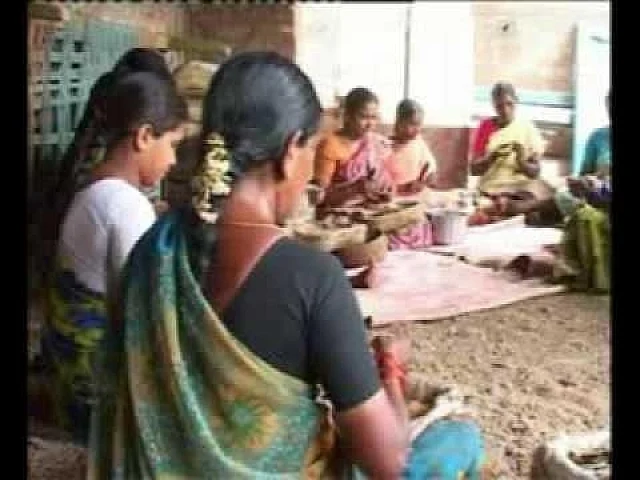 பீடி சுருட்டும் தொழிலாளிகள்