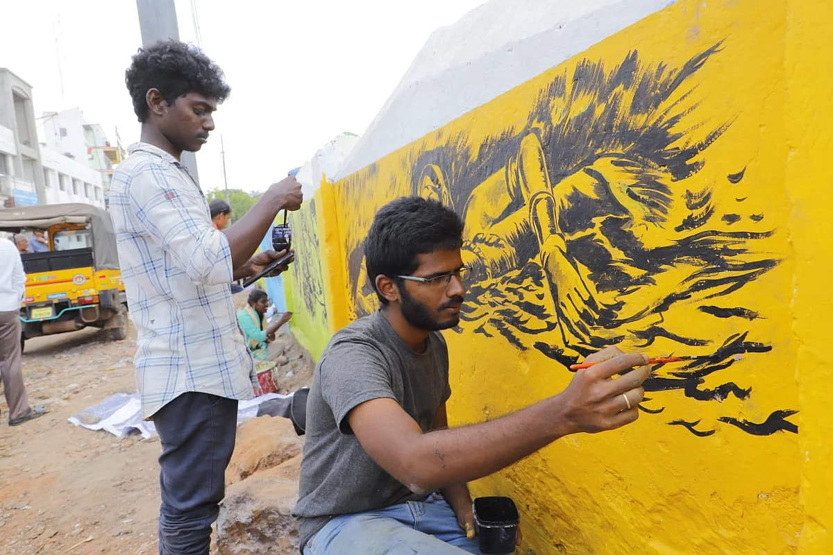 பொன்னியின் செல்வன் ஓவியத்தை வரையும் மாணவர்கள்
