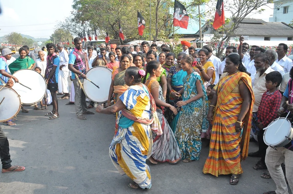 நடனமாடிய நரிக்குறவப் பெண்கள்