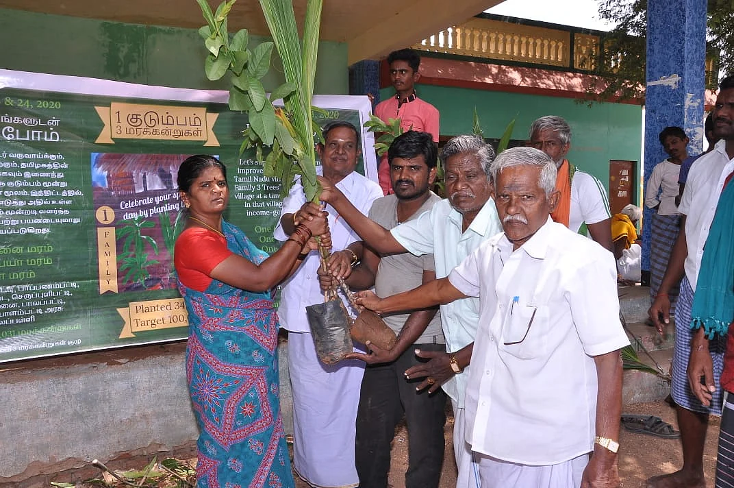 மரக்கன்றுகள் வழங்குதல்
