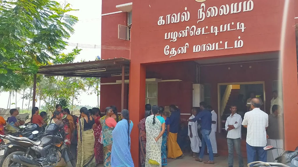காவல் நிலையம் வந்த நாகலாபுரம் பெண்கள்