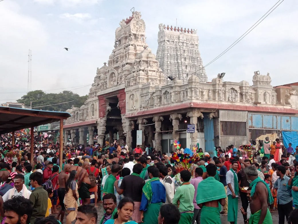 `கட்டண தரிசனத்துக்கு மட்டும் லட்டு, விபூதி பிரசாதம்!' -மதுரையைப் பின்பற்றுமா திருச்செந்தூர் கோயில்?