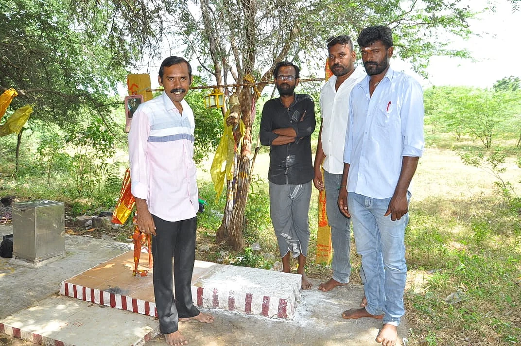காளிராசாவுடன் தொல்லியல் ஆர்வலர்கள்