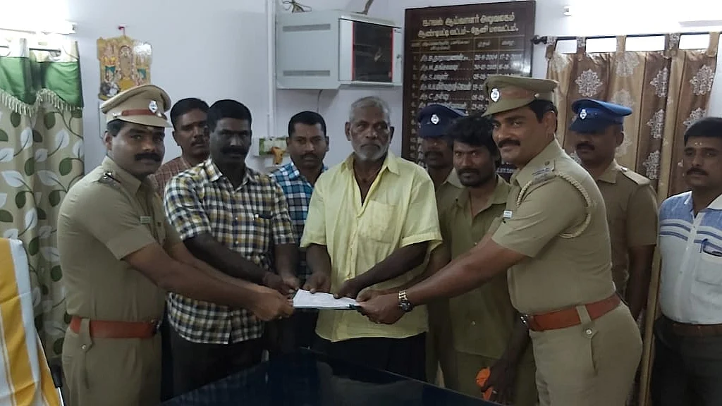 அம்மாவாசியிடம் பணம் ஒப்படைக்கப்படுகிறது.