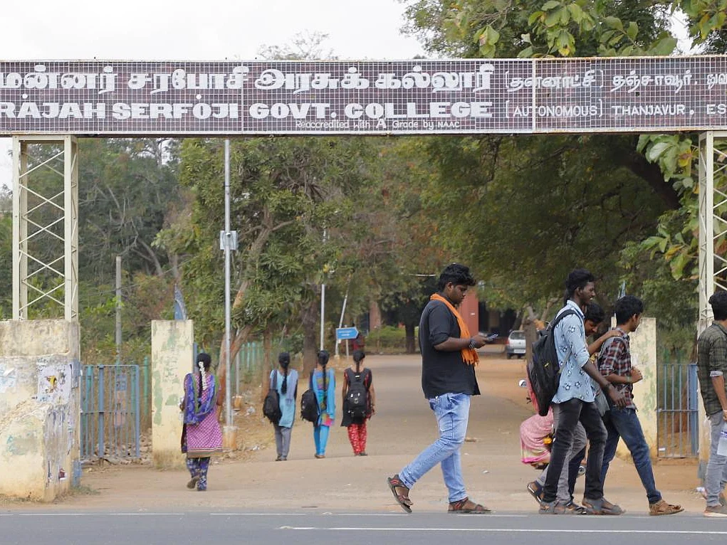 `போராடாத மாணவர்கள் மீது வழக்குப் பதிவா?!' -தஞ்சை கல்லூரியைச் சுற்றும் சர்ச்சை