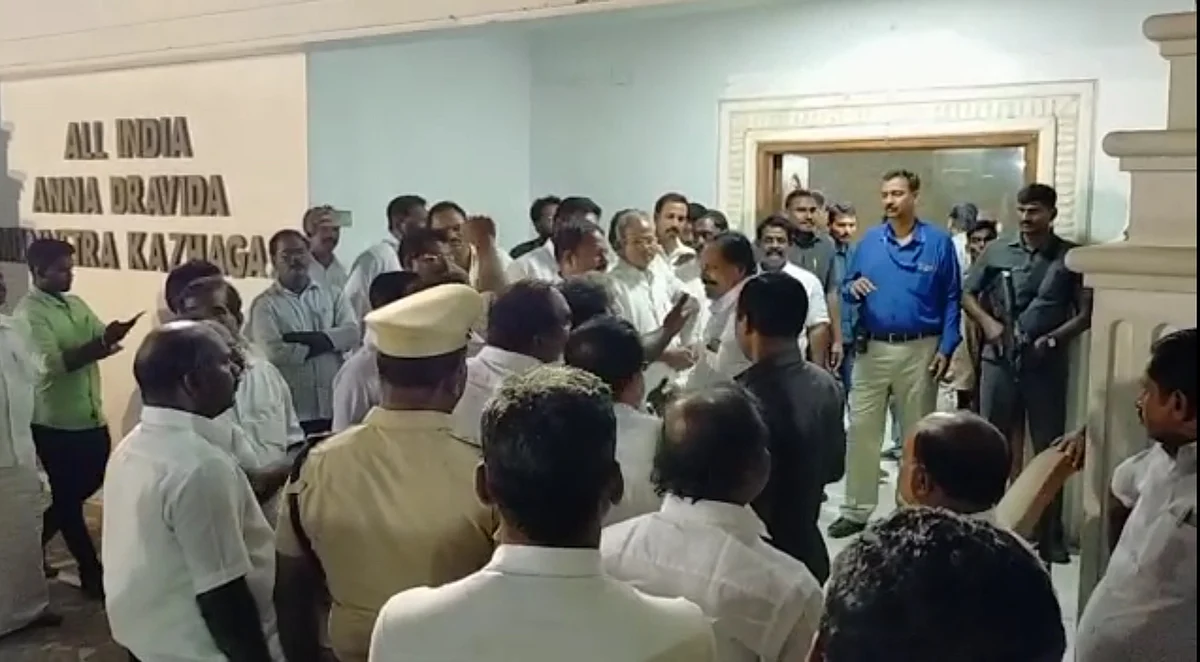போராட்டத்தில் ஈடுபட்டவர்களிடம் சமாதானம் பேசும் தமிழ்மகன் உசேன்