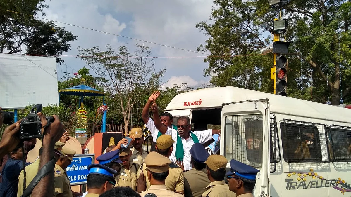 தஞ்சையில் போராட்டத்தில் ஈடுபட்டவர்கள்