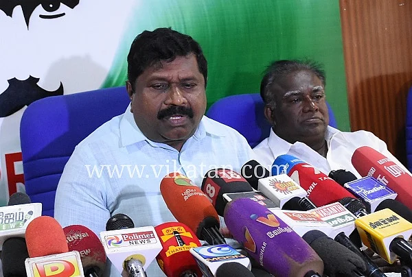 செய்தியாளர்களிடம் பேசும் இன்பதுரை