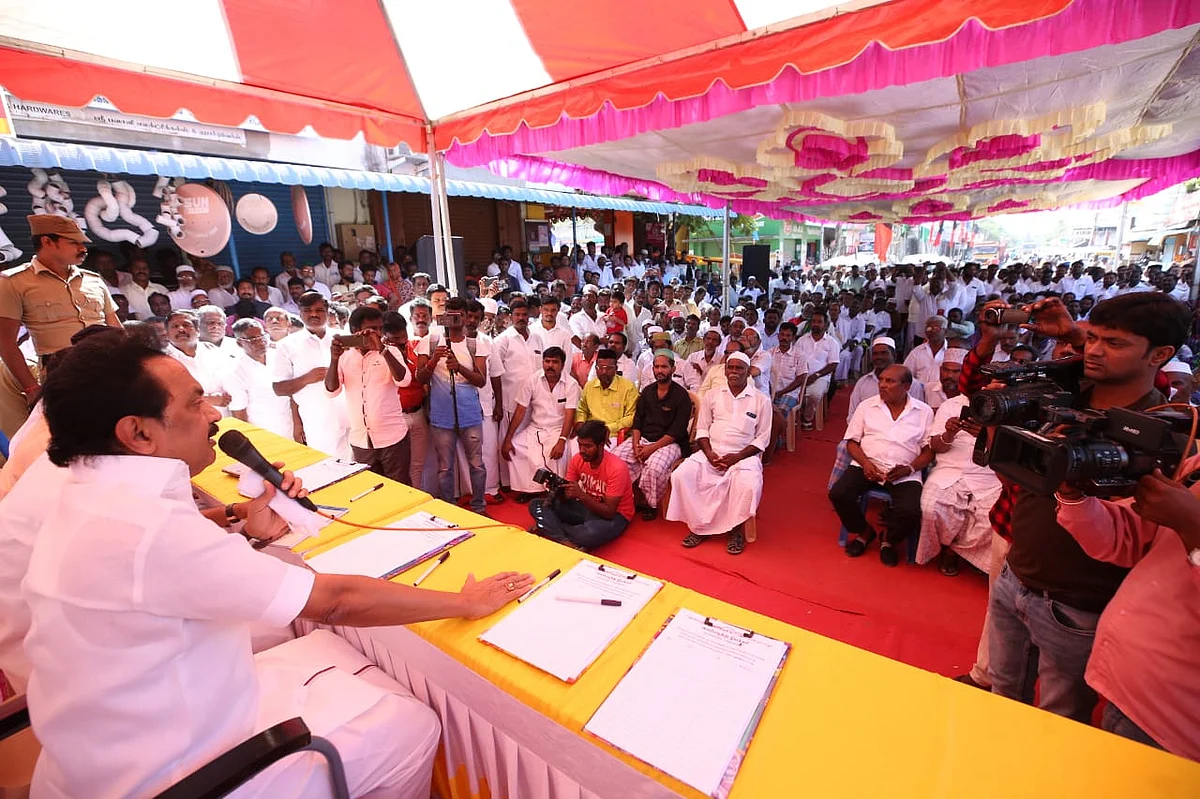 கையெழுத்து இயக்கத்தில் ஸ்டாலின்