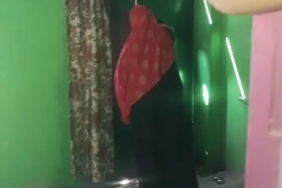 கதவை உடைக்கும் இப்ராஹிம் மனைவி.(வீடியோபதிவில்)