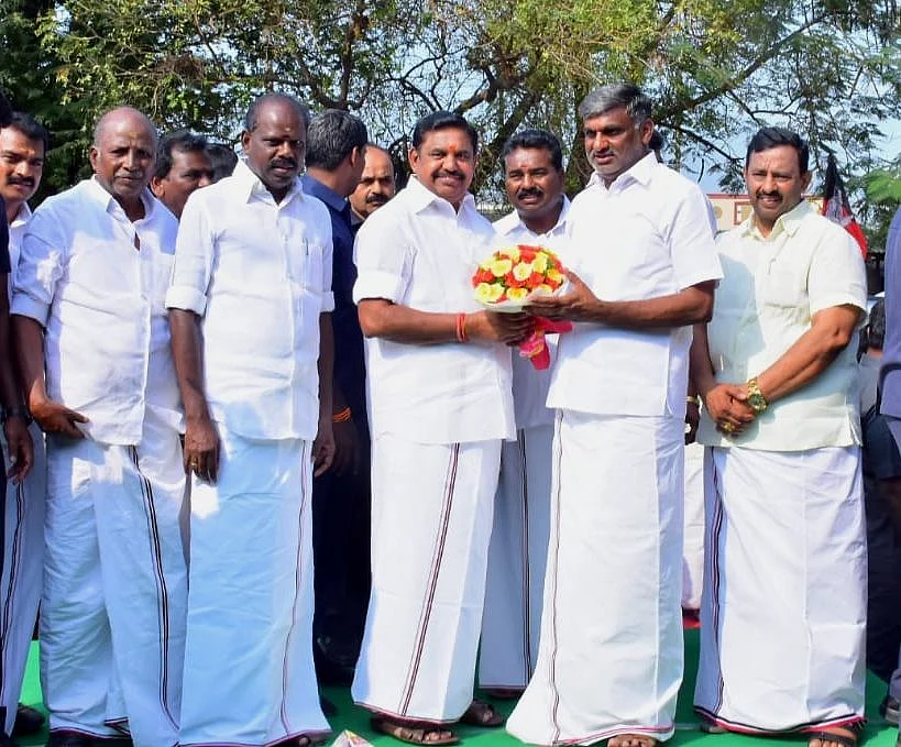 எடப்பாடி பழனிசாமியை வரவேற்ற அமைச்சர் வீரமணி