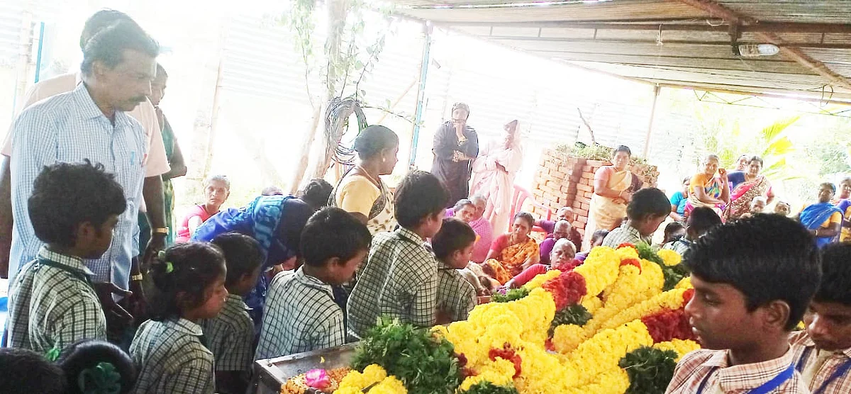 அஞ்சலி செலுத்தும் மாணவர்கள்