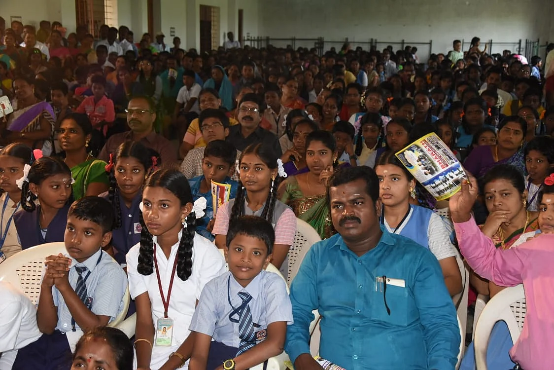 `சுட்டி விகடனும் எங்களுக்கு ஆசிரியர்தான்!' - திருவாரூர் இன்ஃபோ பரிசளிப்பில் நெகிழ்ந்த மாணவர்கள்