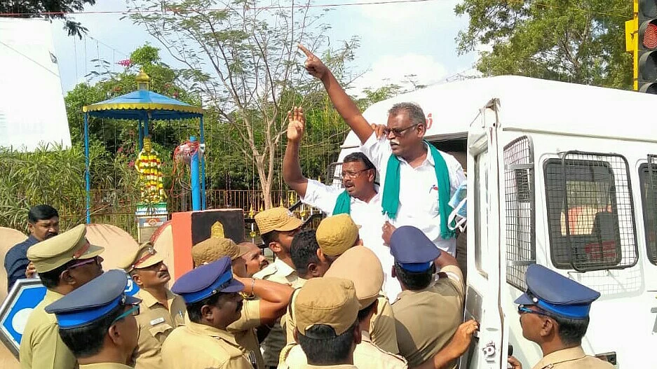 தஞ்சையில் போராட்டத்தில் ஈடுபட்டவர்கள்