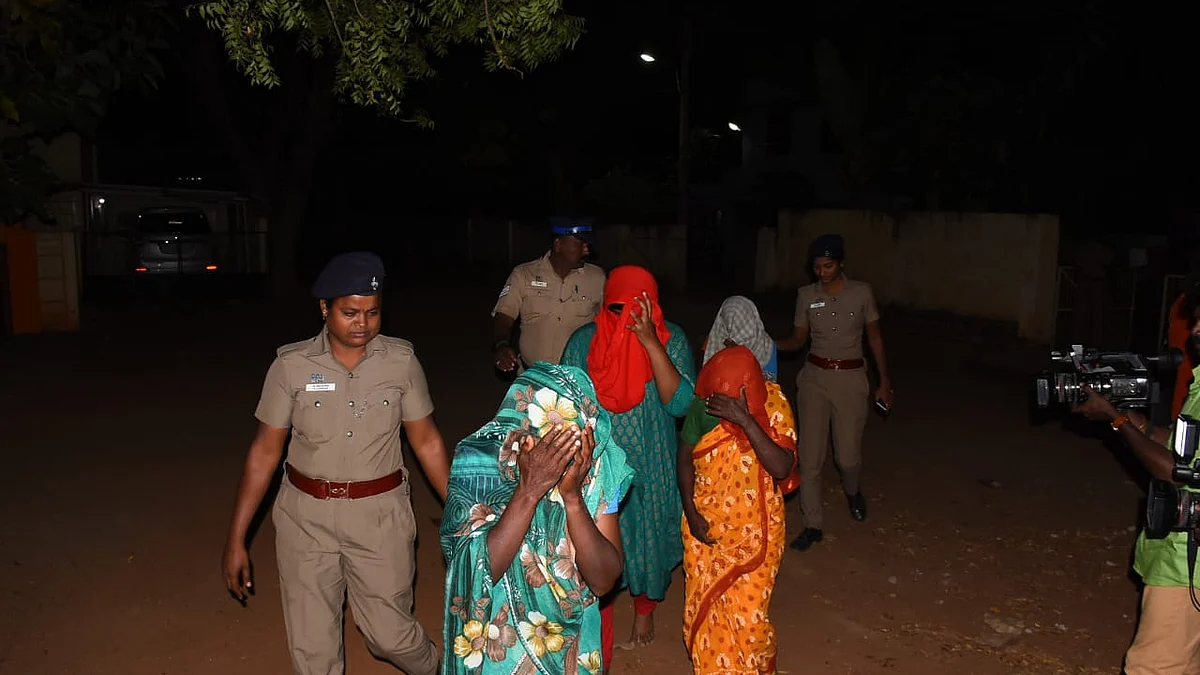 குழந்தை விற்கப்பட்ட விவகாரத்தில் கைதானவர்கள்