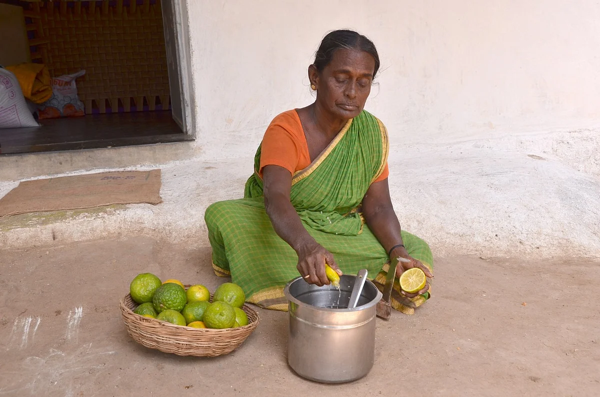 நாட்டுச் சர்க்கரை கலந்த நார்த்தம் பழம் ஜூஸ்