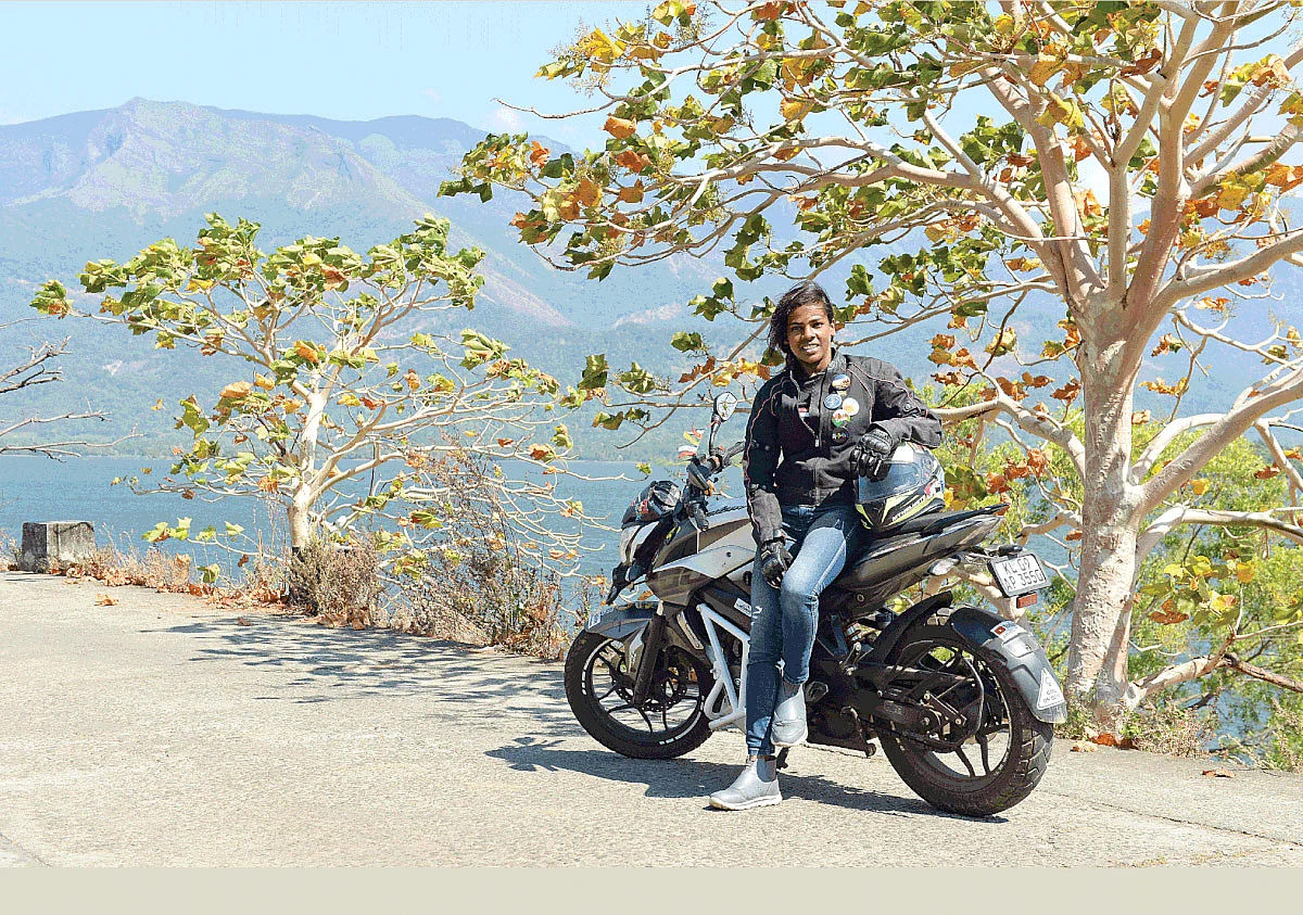 'பைக்'-கில் லட்சுமி... பாலக்காடு to லடாக்; காரில் மீனாட்சி... கோவை to ரஷ்யா!