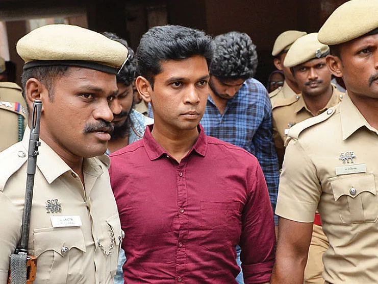 குண்டாஸ் ரத்து... நீதிமன்றத்துக்கு வரும் தோரணையில் கெத்து