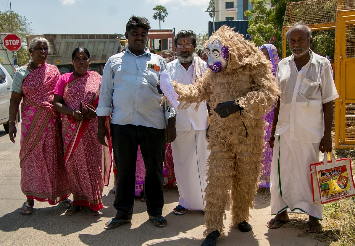 குரங்கு வேடத்தில் தொண்டன் சுப்பிரமணி