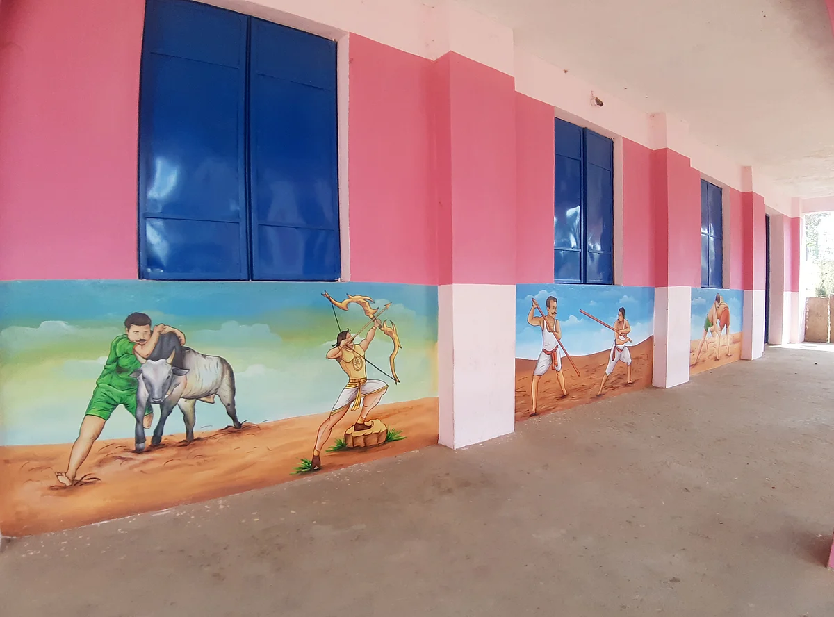 பள்ளிக்கு பெயின்ட் அடித்துக் கொடுத்த பெற்றோர்