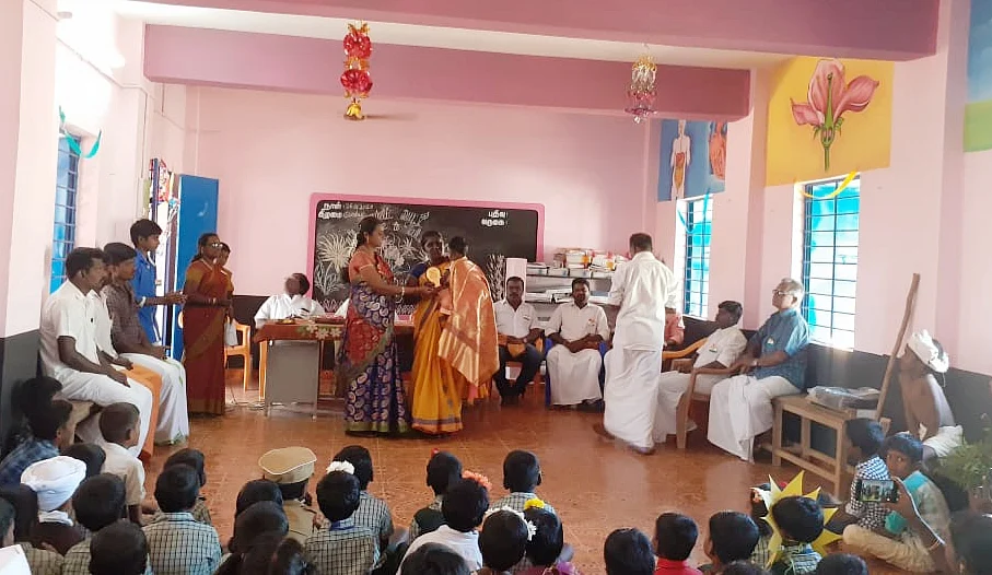 ஆசிரியர்களிடம் பாராட்டு பெற்ற பெற்றோர்
