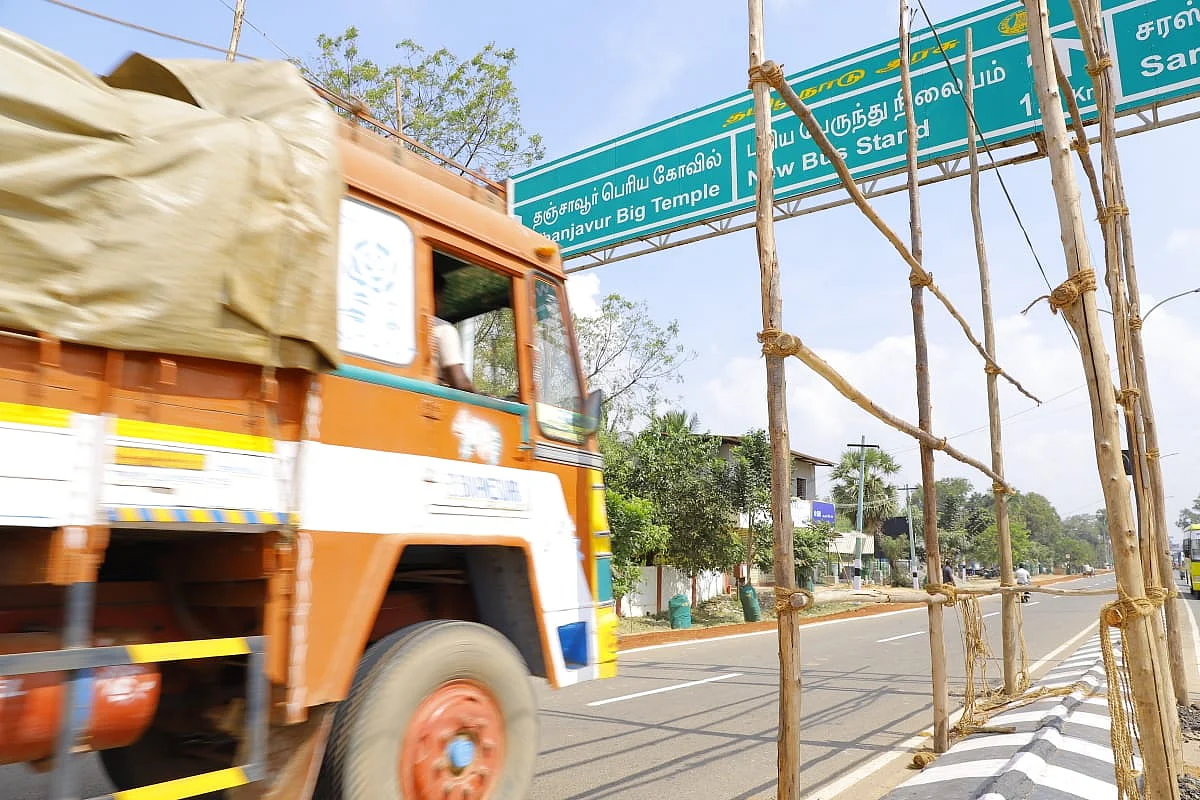 சாலையில் அமைக்கப்படும் அலங்கார வளைவு