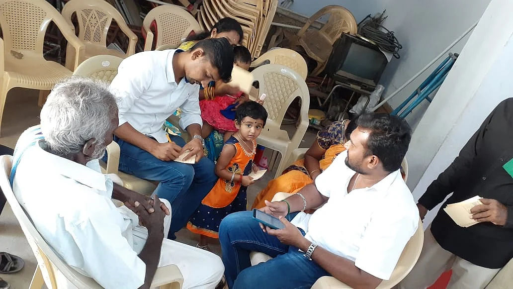 கோரிக்கை எழுதும் மக்கள்